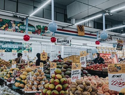 El pasillo de las frutas dentro de un changarro.