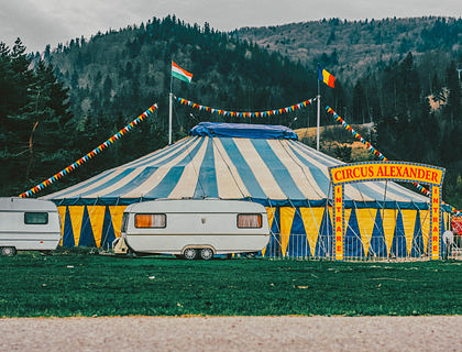 Una carpa de circo en color amarillo y azul.
