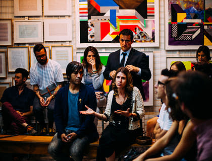 Un grupo de personas reunidas platicando en un club social.