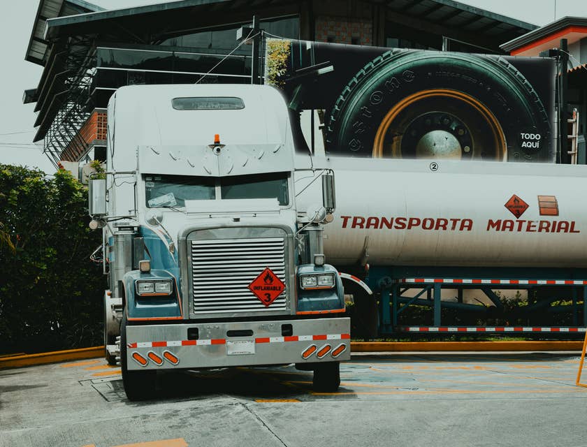 Un camión de transporte de carga inflamable en una compañía de camiones.