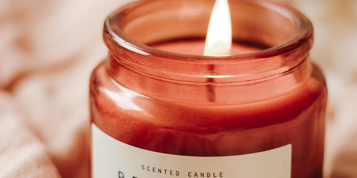 Una vela de soja color rosa y con aroma de bergamota en un negocio de emprendimiento de velas de soja.