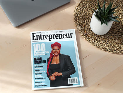 Una revista de emprendimiento sobre una mesa de madera en un emprendimiento.