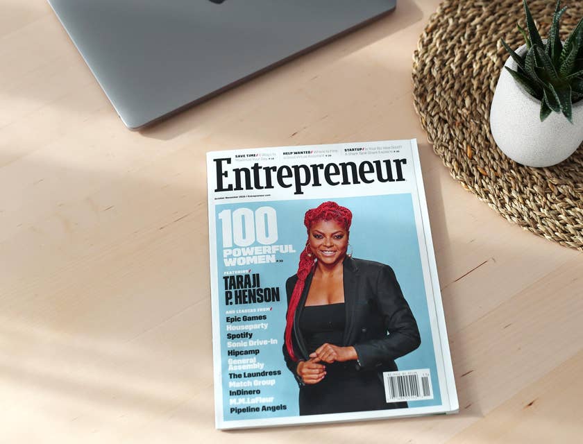 Una revista de emprendimiento sobre una mesa de madera en un emprendimiento.