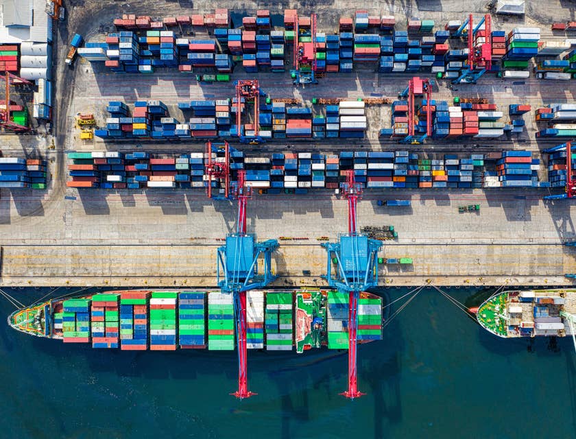 Barcos y contenedores en un puerto de una empresa de distribución.