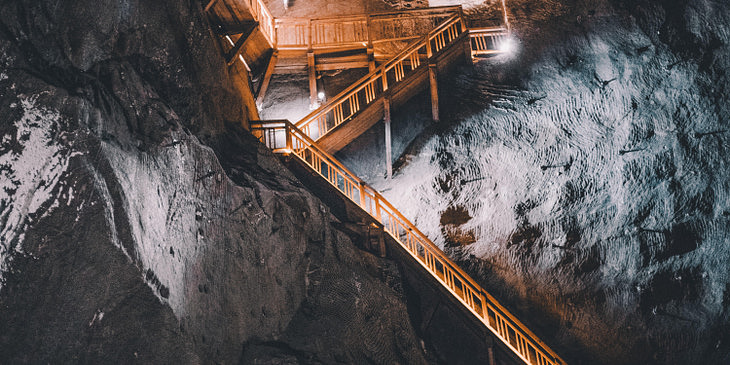 Mineros trabajando  para una empresa de extracicón de cobre.