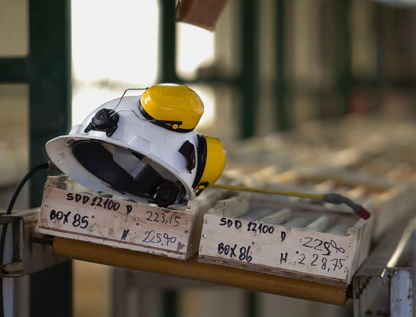 Un casco de minero sobre una tabla de madera en una mina de una empresa de extracción de oro.