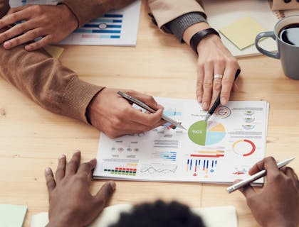 Un grupo de personas analizando gráficas en una empresa de inteligencia empresarial.