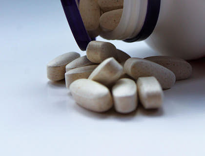 Frasco con medicina natural energizante a base de maca de Junín.