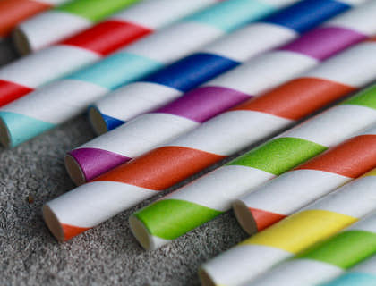 El símbolo de reciclaje con un fondo gris en un negocio de productos ecológicos