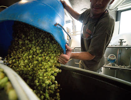 Una persona trabajando en una fábrica a través de una empresa de trabajo temporal.