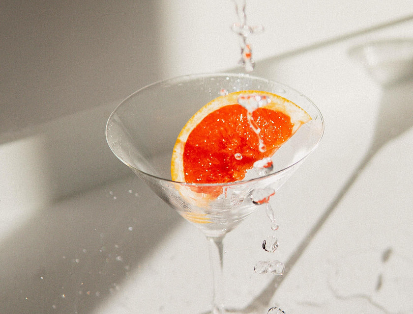 Un vodka martini con una rodaja de toronja siendo servido en el bar de una empresa de vodka.