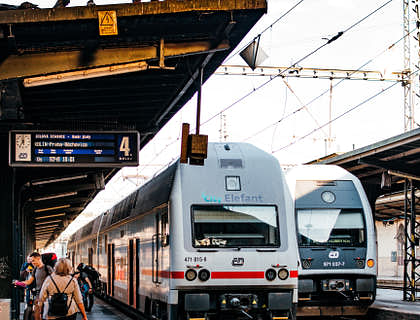 Un ferrocarril, de una empresa ferroviaria, moderno en una estación de ferrocarril.