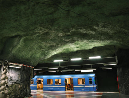Un tren de un proveedor de trenes subterráneos en la parte subterránea de una ciudad.