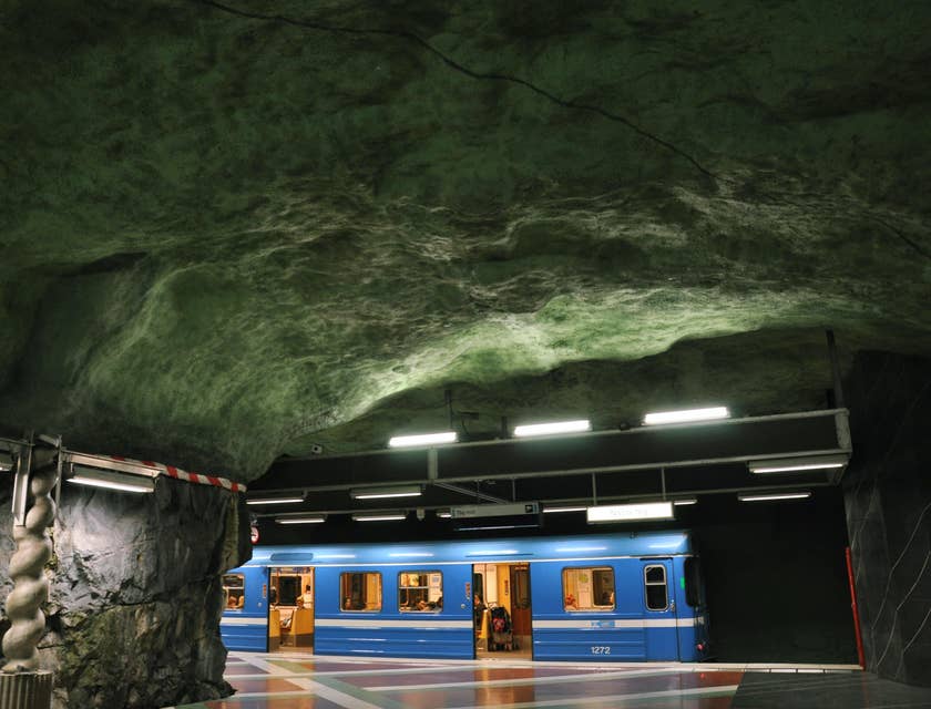 Un tren de un proveedor de trenes subterráneos en la parte subterránea de una ciudad.