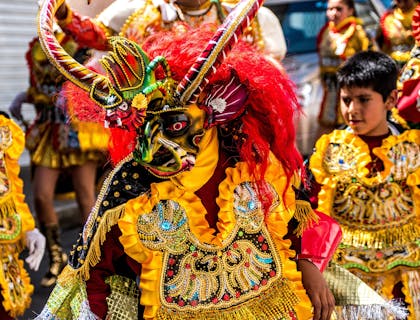 Un grupo de danza personificados para bailar en una escuela de danza de la morenada.