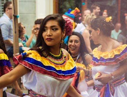 Una mujer con traje típico en una escuela de danza marinera.