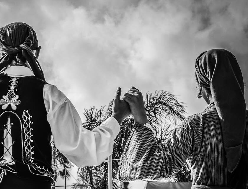 Una pareja bailando con trajes tradicionales en una escuela de sardana.