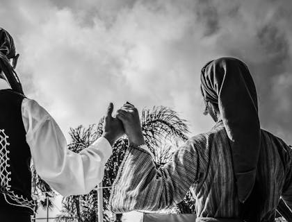 Una pareja bailando con trajes tradicionales en una escuela de sardana.