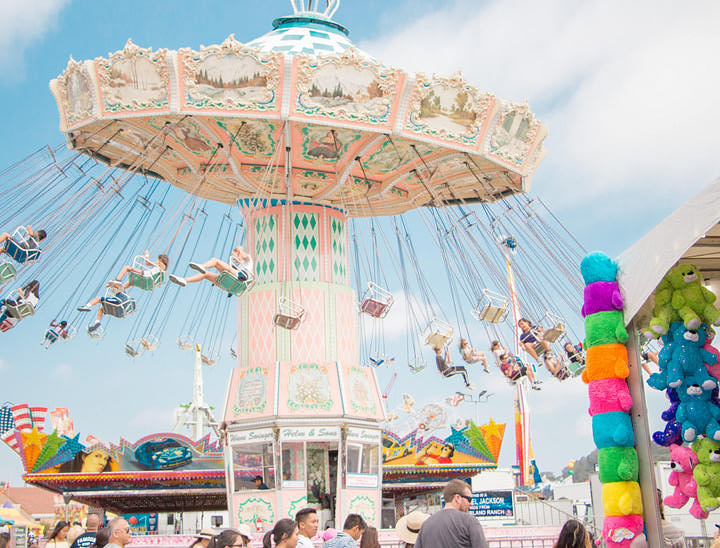 Nombres para festivales y exposiciones