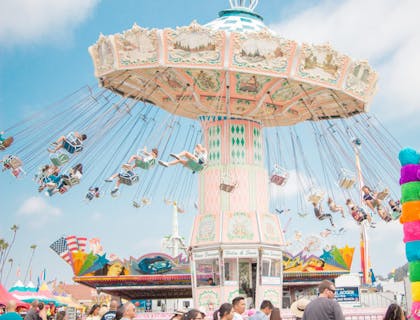 Un festival regional con juegos mecánicos.