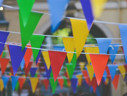 Banderines colgados de cordones para festejar en una fonda chilena.
