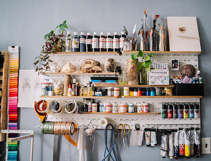 Materiales que se pueden adquirir en una mercería colgados en una pared