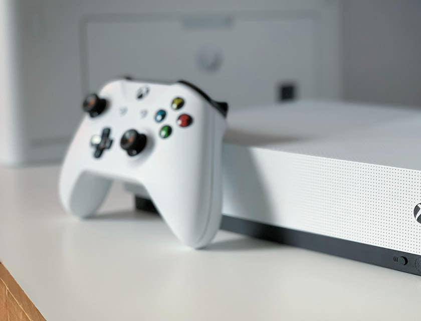 Consola y control de Xbox sobre una mesa.