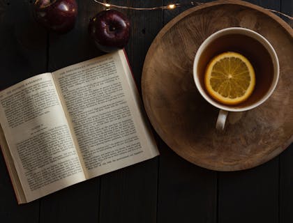 Una taza de aguapanela con una lima dentro en un negocio de aguapanela.