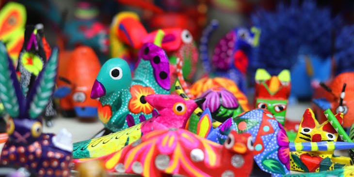 Variedad de alebrijes de colores.
