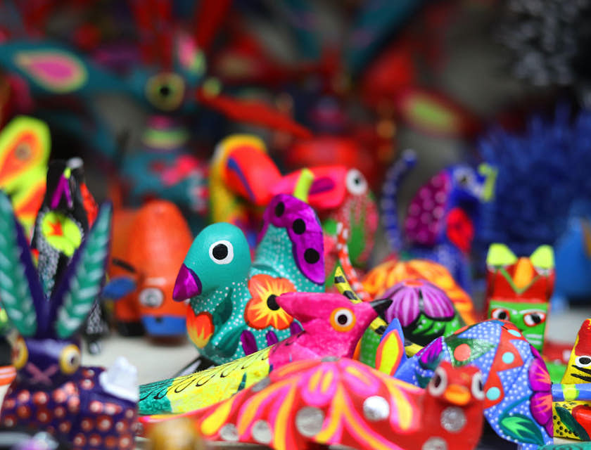 Variedad de alebrijes de colores.