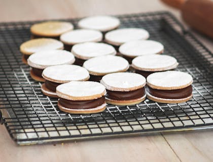Alfajores en una charola de metal.
