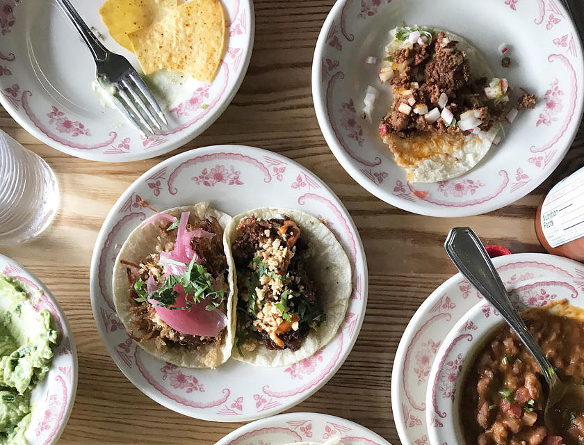 Varios antojos mexicanos servidos en sus respectivos platos en un negocio de antojos.