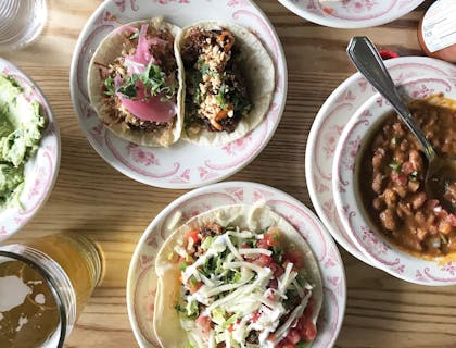 Varios antojos mexicanos servidos en sus respectivos platos en un negocio de antojos.