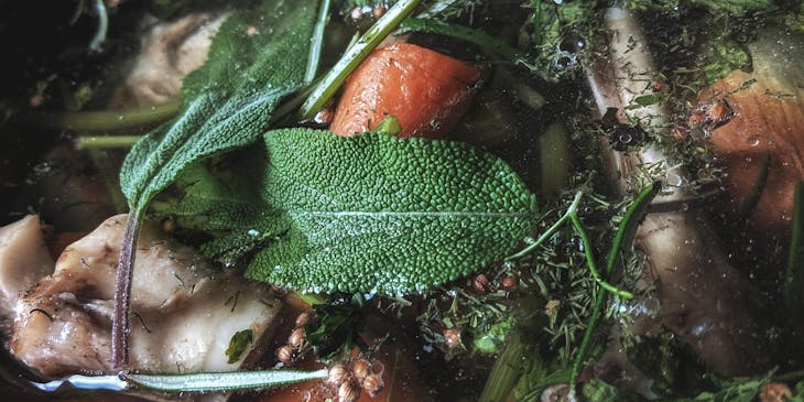 Una variedad de ingredientes en una olla hirviéndose en un negocio de calapurca.