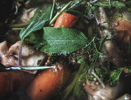 Una variedad de ingredientes en una olla hirviéndose en un negocio de calapurca.