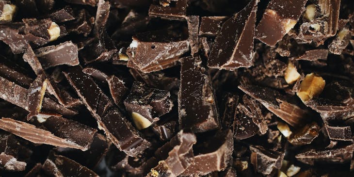 Trozos de chocolate con almendras en un negocio de chocolate artesanal.