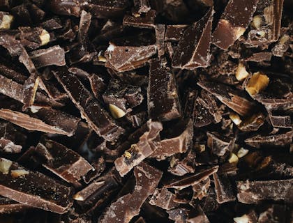 Trozos de chocolate con almendras en un negocio de chocolate artesanal.