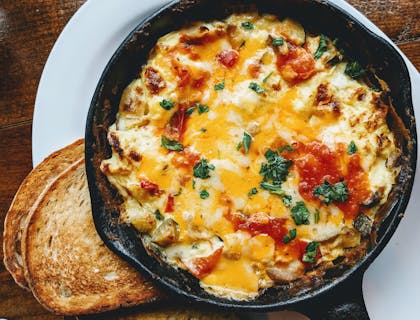 Una cacerola con choriqueso y especias en un negocio de choriqueso.