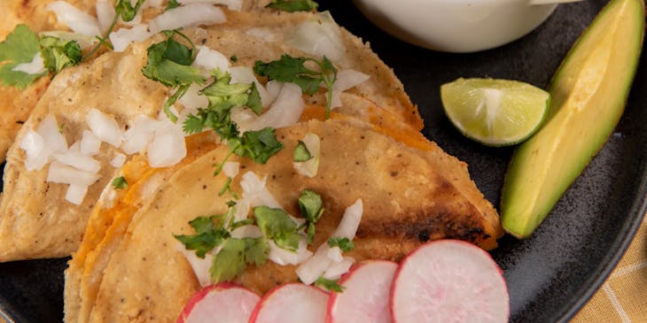 Una orden de tacos en un restaurante mexicano
