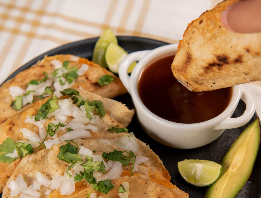 Una orden de tacos en un restaurante mexicano