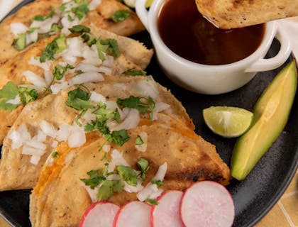 Una orden de tacos en un restaurante mexicano