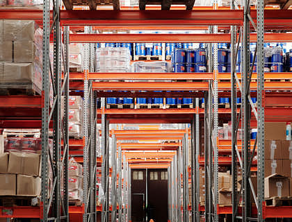 Bodega con materiales para la construcción en un negocio de depósito de materiales