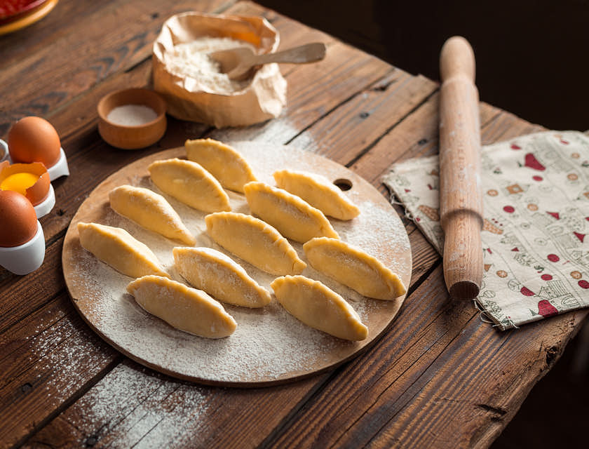 Una tanda de empanadas crudas a punto de ser freídas en un negocio de empanadas argentinas.