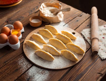Una tanda de empanadas crudas a punto de ser freídas en un negocio de empanadas argentinas.