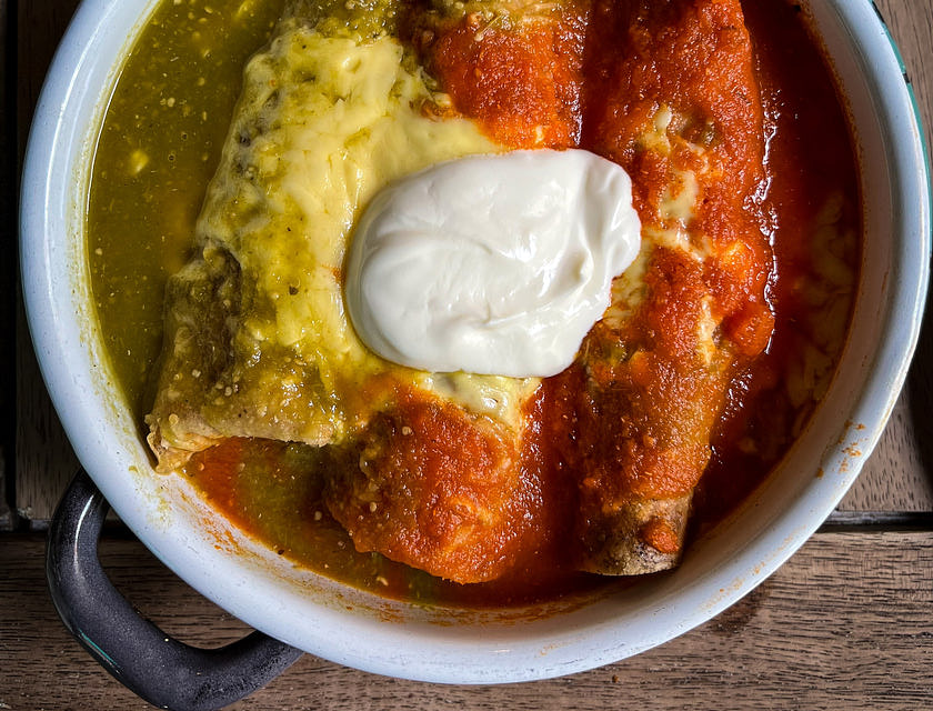 plato de enchiladas con complementos en un negocio de enchiladas