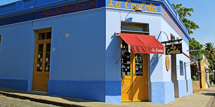 Una fonda de color azul en la esquina de una calle.