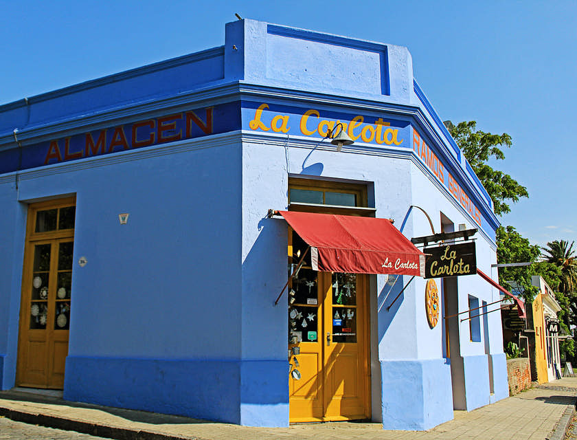 una fonda de color azul en la esquina de una calle