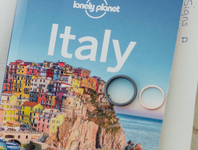 Guía turística de Italia sobre el suelo en un negocio de guías turísticas.