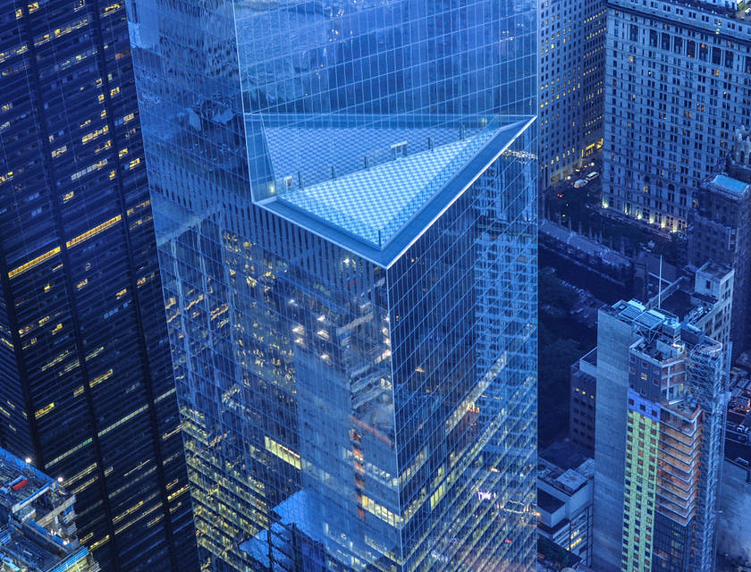 Un conjunto de edificios con luces encendidas en un distrito de negocios de  intermediarios comerciales.