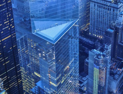 Un conjunto de edificios con luces encendidas en un distrito de negocios de  intermediarios comerciales.